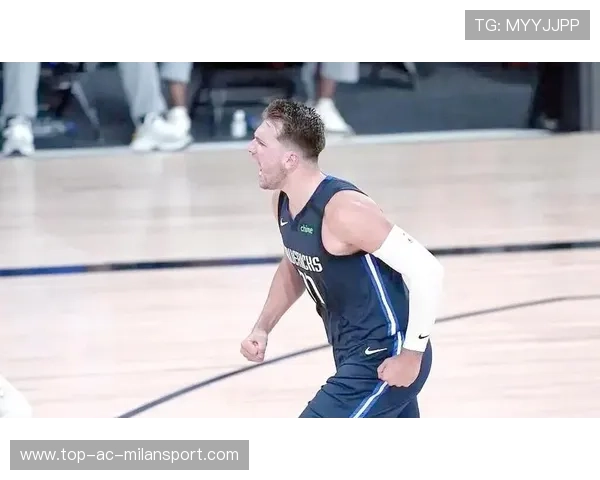 东契奇突破造对抗并命中，独行侠在第四节发力